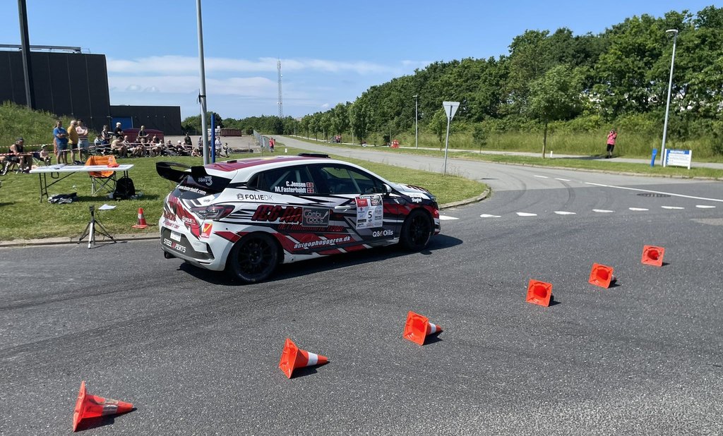 Lokale Carsten Jensen fra Tvis i en Renault Clio, måtte tage til takke med at være 3. hurtigste bil, da der sidste år blev afviklet rally på vejene i Vinderups industrikvarter.